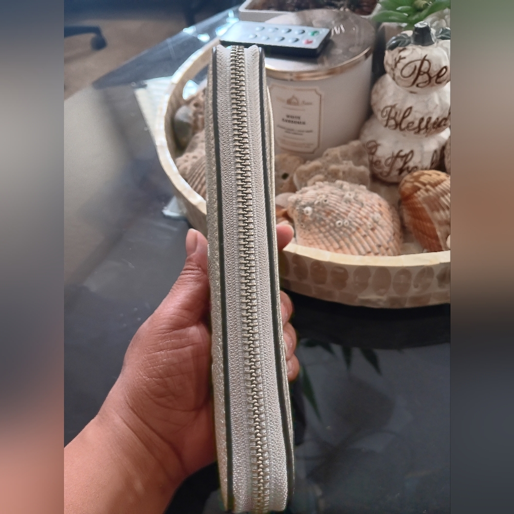 Kate Spade New York Metallic Beige Zip-Around Wallet EUC - Picture 3 of 7